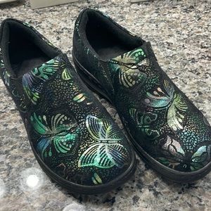 Spring step butterfly clogs